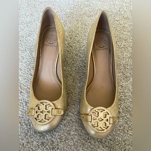 Tory Burch Chelsea Wedges 6.5 Metallic
Gold Round Toe Logo Slip On Heel Shoe